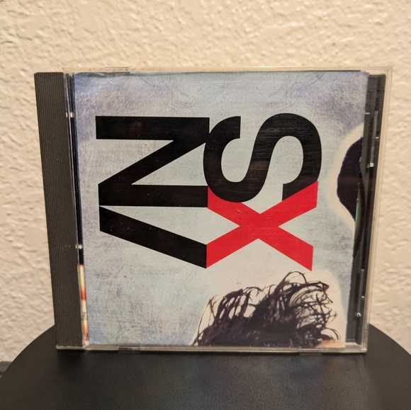 Music CD - Black and Red - Picture 1 of 6